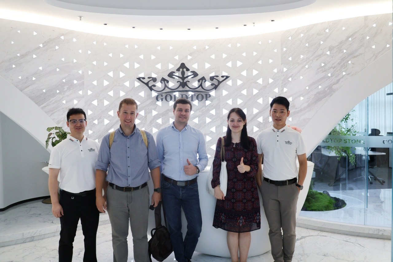 جولد توب ستون ترحب بالضيوف الكرام من موسكو