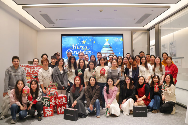 الاحتفال بروح العيد: تجمع بهيج بمناسبة عيد الميلاد في غولد توب